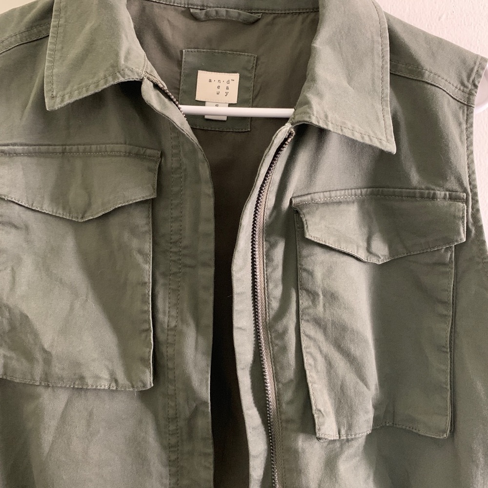 ❌SOLD ❌New Day | Cropped Military Vest - Picture 4 of 5